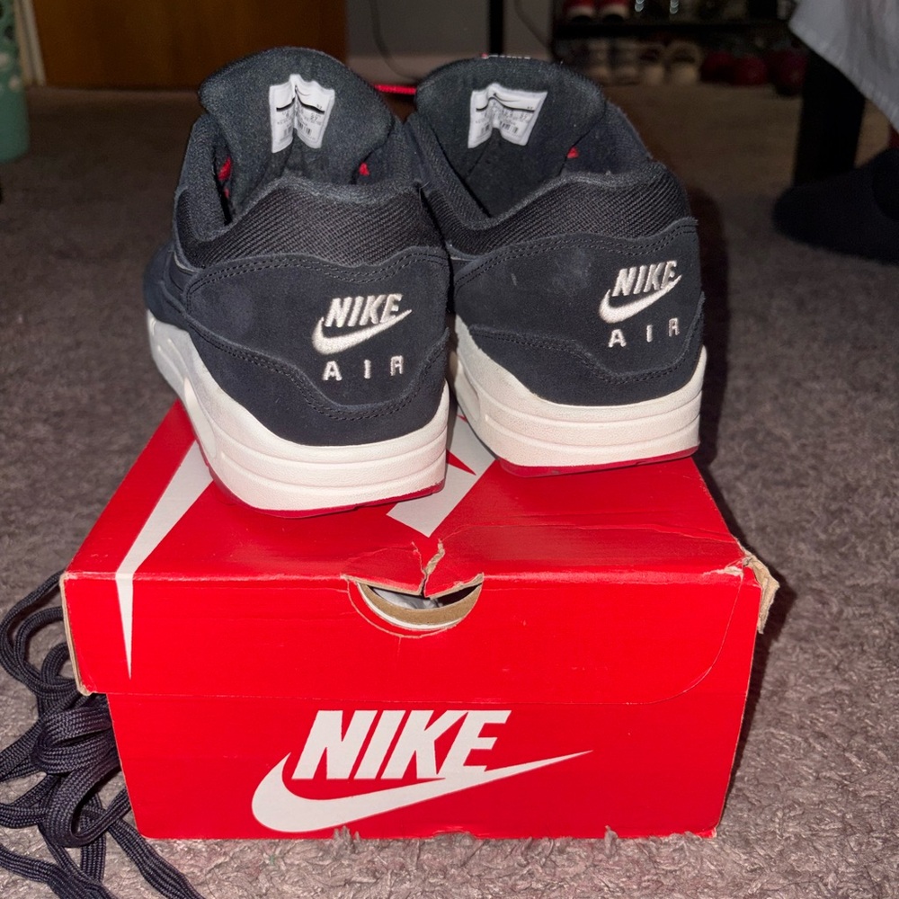 Nike Air Max Black with Red Highlights - Picture 3 of 7